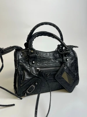 City bag - Valencia - (OBS! inte begagnad! Finns även att beställa via vår hemsida www.byomé.se)  CITY BAG – Den perfekta statment väskan som livar upp varje vardags-outfit. Lika praktisk som snygg och fungerar både till vardag & fest. (väskan levereras med ett långt, justerbart axelband för extra bekvämlighet) Storlek: 24x9x16cm