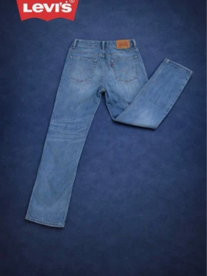 Levis 502 - Säljer dessa super snygga Levis jeans till bra pris. Inga skador eller tecken på skador på jeansen. Passar till alla hoodies eller t-shirts. Pris kan vi snacka om 😉.   Skickar inom 24h📦🚚.                De passar mig och jag är 170cm. 