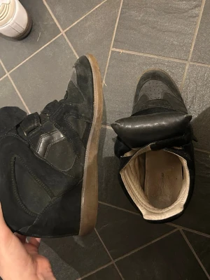 Isabel Marant skor - Säljer mina älskade Isabel Marant skor på grund av att de inte kommer till användning :( Använda men fortfarande i så fint skick!  Storlek 40 men passar både 38 och 39 då de är väldigt små i storleken!  Hör av er vid frågor :)