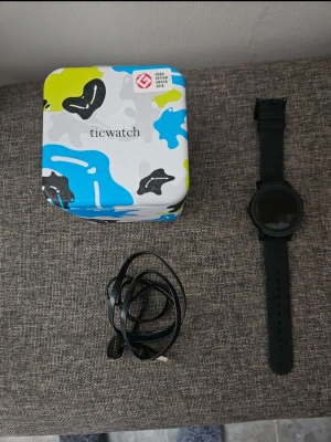 Ticwatch smartklocka med Touch helt nytt  - Säljer en  smartklocka med Touch med rund urtavla och silikonarmband. Medföljer originallåda i färgglad design samt laddkabel. Perfekt för dig som vill ha koll på notiser, träning och hälsa direkt på handleden.