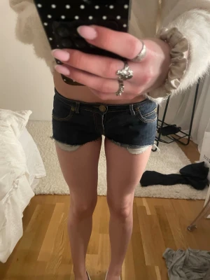 Mörkblå jeansshorts - Jättesnygga Mörkblå  låga jeansshorts perfekta till sommarn💞 står ingen storlek men skulle tro att de är i typ s/xs