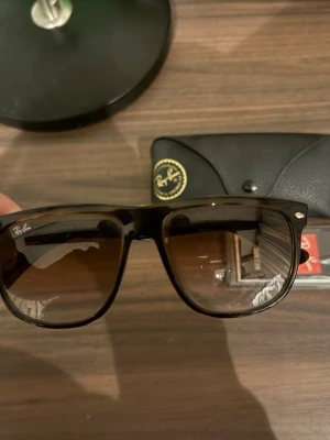 Ray-Ban bruna boyfriends  - Klassiska Ray-Ban boyfriend solglasögon i leopard med bruna tonade glas. Snygg och tidlös design med Ray-Ban-logga på bågen. Kommer med originalfodral. Perfekta för soliga dagar och ger en cool look. Storlek 56 