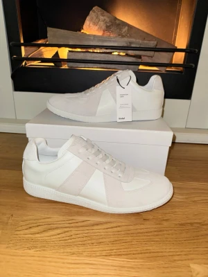 Margiela skor  - Säljer nu dessa riktigt snygga Maison Margiela Gats i strl 42. Helt nya aldrig använda. Du får med allt som syns på bilderna dvs skor, dustbag, box osv. Köpta via vinteds äkthetsgaranti. Mer Margiela skor finns i min profil. Bara att skriva ett DM vid intresse!