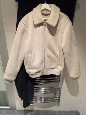 Zara beige teddyjacka med krage  - Säljer en stilren och mjuk jacka från Zara i storlek M. Ljus beige färg med fin krage och dragkedja framtill – perfekt för både vardag och lite mer uppklädda tillfällen. Jackan är endast testad och därmed i nyskick.  Hör gärna av dig vid intresse!
