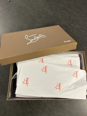 Christian - Christian Loubiutin storlek 42 endast 2200 kroner helt ny oanvänd allt följer med dusbag, box, 