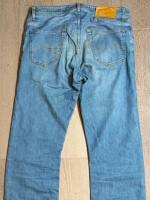 Jacob Cohen - Ljusblå jeans från Jacob Cohen med klassisk femficksmodell och raka ben. Jeansen har en snygg tvättad look och detaljer i 