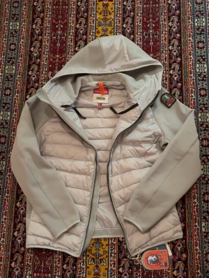 Parajumpers cardigan  - Säljer denna helt oanvända para jumper cardigan. Fick den i födelsedagspresent men gillade inte färgen