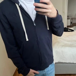 Blå zip från Bondelid - Säljer en jävligt fet mörkblå hoodie från Bondelid med vita snören. Hoodien är i bra skick och passar till allt. Säljer den då jag slutat använda den….                              Säljer den för 299💰                                                           