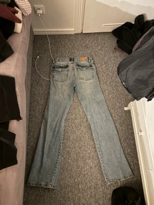 Ljusblå bootcut jeans från lager 157 - Lågmidjade bootcut Jeans från lager 157 i storlek S 