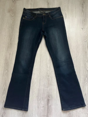 Mörkblå bootcut jeans - Snygga mörkblå jeans från Reign med bootcut, använda fåtal gånger
