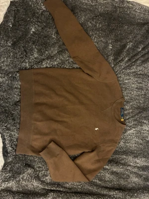 Polo Ralph Lauren brun sweater  - Jag säljer denna bruna sweater från polo Ralph lauren, tröjan är i färgen brun och storleken Medium. Den är helt oanvänd då färgen ej var så fin på just mig. 