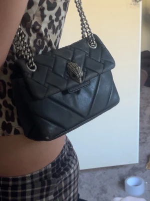 Kurt Geiger väska  - En snygg Kurt geiger väska, som har defekter som man ser på bilderna.