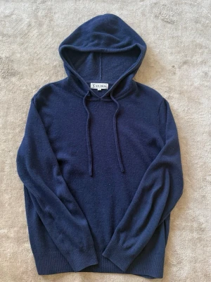 Kashmir hoddie - Säljer denna snygga Kashmir hoddie som kostar nypris 1700kr från s&t studios där den är slutsåld. 70% merinoull 30% Kashmir. Den har inga deffekter och bara att skriva vid frågor!