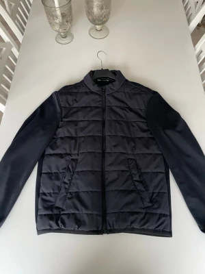  Cardigan från Zara  - En snygg cardigan i storlek M från Zara, jackan är i nyskick och är använd ett fåtal gånger, inga täcken på användning. Cardiganen sitter som S/M Cond 9,5/10