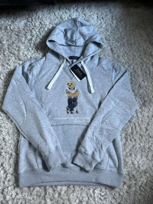 Grå hoodie Polo Bear Ralph Lauren - Snygg grå hoodie från Ralph Lauren. Storlek M. Priset är förhandlingsbart. Skriv vid frågor eller funderingar! 