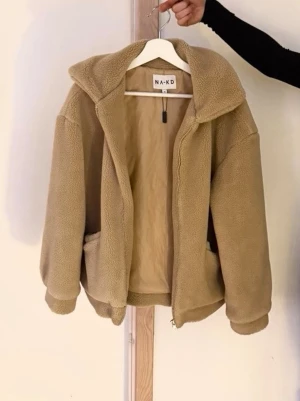 Teddy Jacka  - Brun luftig teddy jacka från nakd🩵