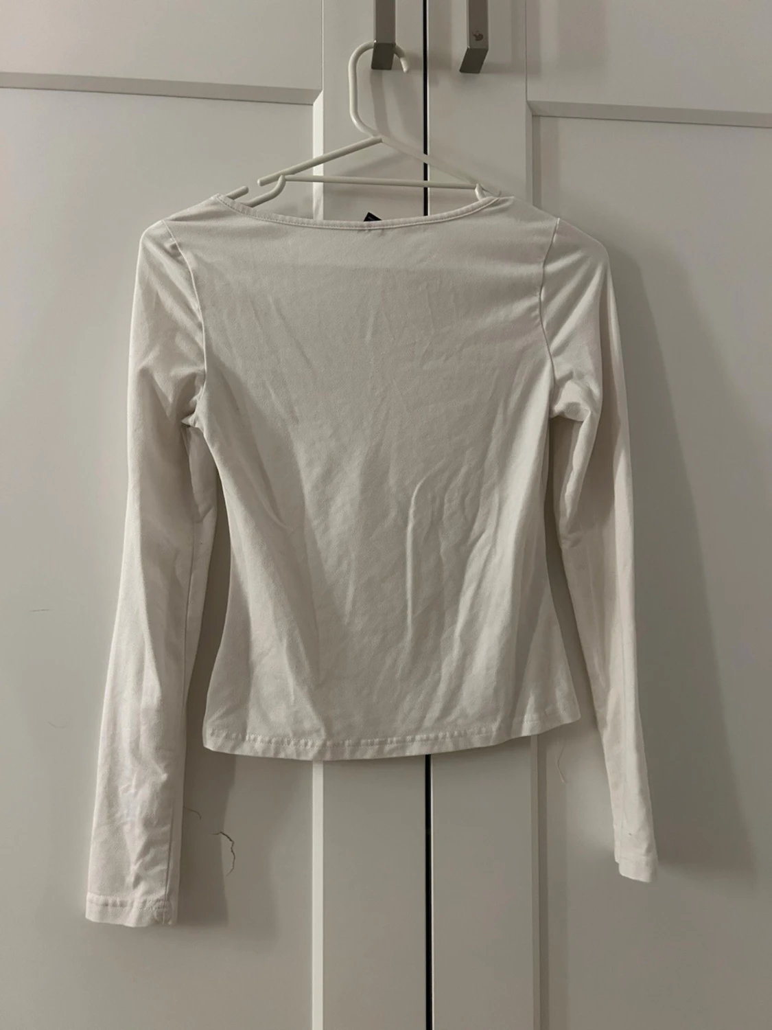 Vit långärmad topp med fyrkantig ringning - 1