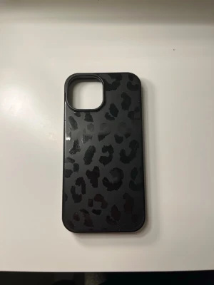 Mobilskal - Säljer denna svarta leopard mönstrade mobilskal för IPhone 13 då jag har köpt en annan mobil.