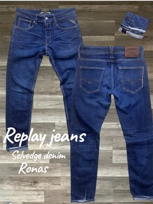 Replay jeans Selvedge denim Ronas - Replay selvedge  Modell ronas Storlek 29/32 Riktigt go passform och super snygga jeans  Tvätta efter 6 månaders andvändning  Mått: Midja 38 Längd 97,5 Benöppning 15,5 Lår 26  Skriv om ni har frågor!  Fraktas samma eller nästa dag📦🚛