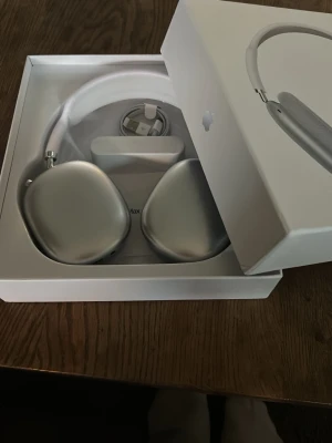 Apple AirPods Max  - Säljer dessa hörlurar, hör av er vid frågor eller funderingar.