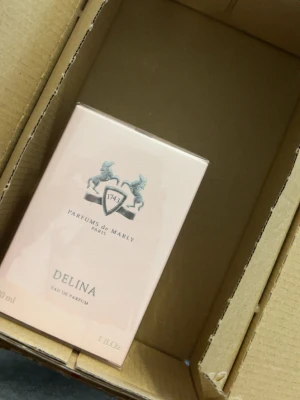 Parfums de Marly Delina Eau de Parfum - Lyxig parfym från Parfums de Marly i doften Delina. Förpackningen är ljusrosa med elegant logotyp och silverdetaljer. Flaskan rymmer 30 ml och har en exklusiv känsla, perfekt för dig som gillar sofistikerade och feminina dofter.