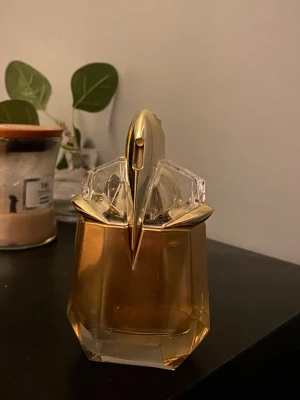 Mugler godess - Säljer mugler godess i 30 ml som inte är använd mycket. På andra bilden kan man se hur mycket som använts. Nypris är runt 700.