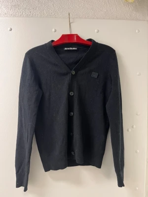 Acne studios cardigan - En stickad svart Acne studios cardigan i XS men den passar lätt S utan problem, nypris ca 4200kr men säljer pga att den är för liten för mig. Skicka ett meddelande om du har några frågor🙌