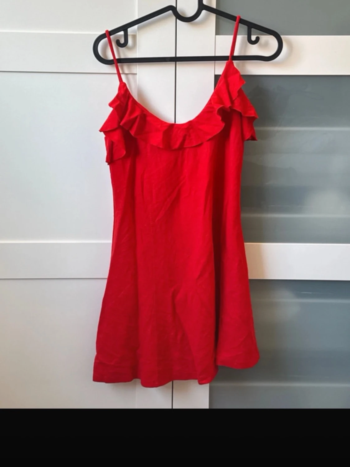 Röd volangklänning med smala axelband från Zara! Slutsåld överallt! Så himla fin!
