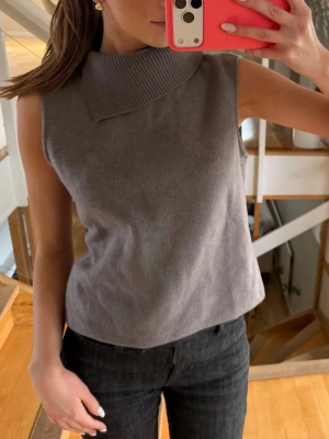 Ärmlös topp - Cool ribbad topp med hög krage. Har inte kommit till användning ❣️