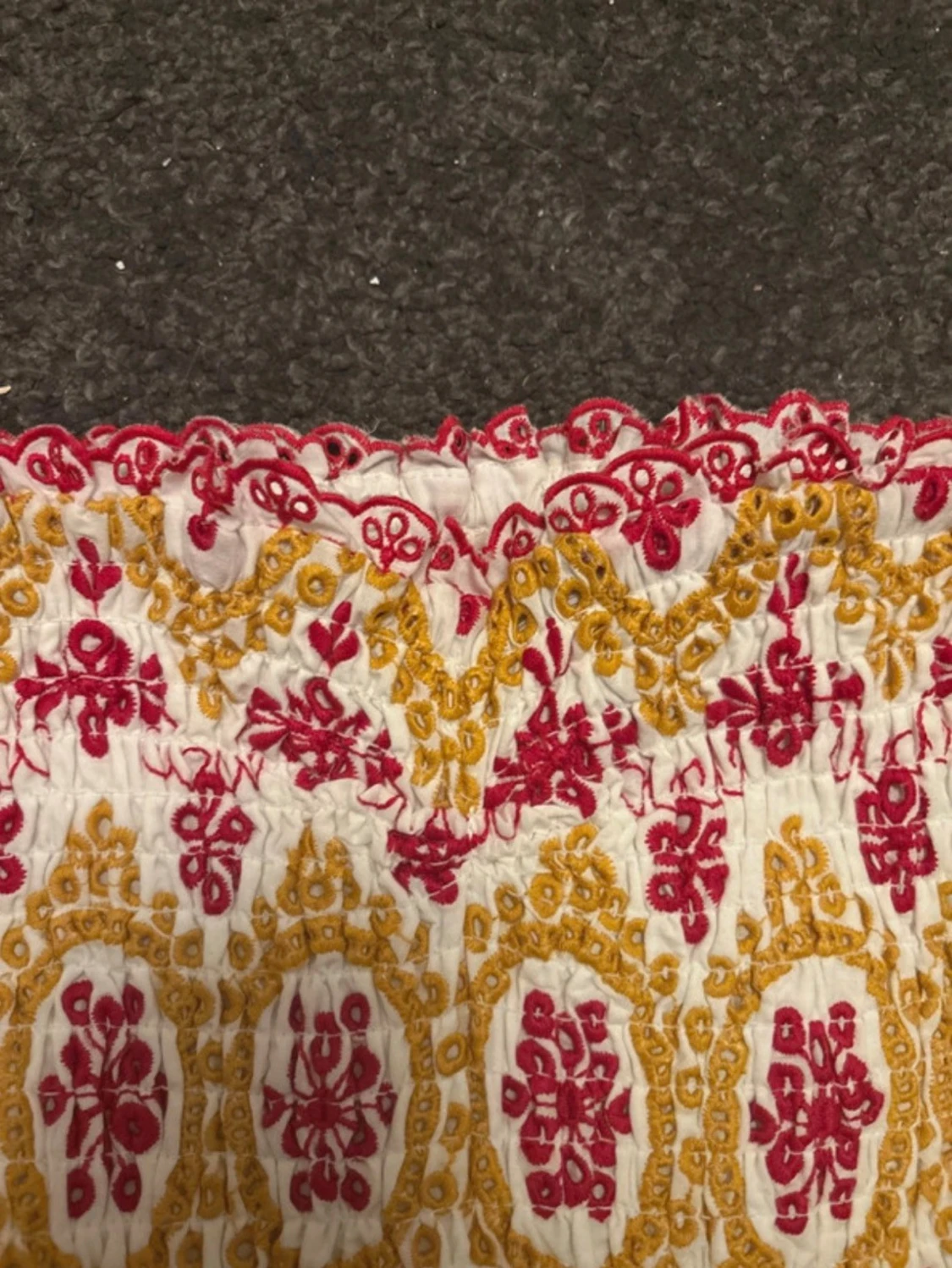 Mönstrad kortklänning med volang - 1