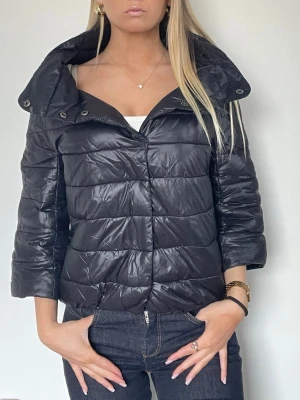 Svart hernolikande jacka  - Följ för likande! Herno liknande jacka med trekvartsärm, krage och knappar. Perfekt nu till våren! Äkta dun. Storlek S i mycket fint skick, väldigt lik orginalet. Tryck köp nu!💓TK-0104