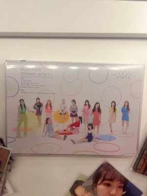 Loona Hula hoop album - Säljer mitt Japanska Limited A Loona hula hoop album. Jättebra skick och jag säljer den med 2 pcs, en pob (gowon på vänster), som brukar gå för ca 200kr och en yeojin pc som tillhör hula hoop regular. Bara det limiterade albumet (tomt)  brukar gå för ca 400-500kr pga hög demand. Men jag kan alltid diskutera pris vid snabb affär.