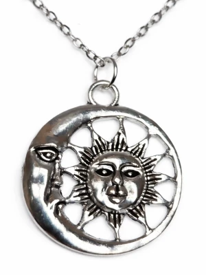Halsband med sol och måne hänge - Snyggt halsband i silverfärgad rostfritt stål med ett runt hänge som föreställer en halvmåne med ansikte och en sol i mitten. Kedjan är tunn och har klassisk länkdesign, 45 cm. Perfekt accessoar för dig som gillar mystiska och unika smycken. Hänget är ca 2,5-3 cm.