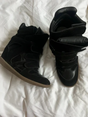 Isabel marants skor - Så snygga, perfekta vårskor!!! Har inga äkthetbevis, kartong eller påsar (köpt begagnat så kan inte va 100% säker), därav priset. Inte använda så mycket av varken mig eller förra ägaren. Går gärna ner i pris vidd snabbt köp!!! 