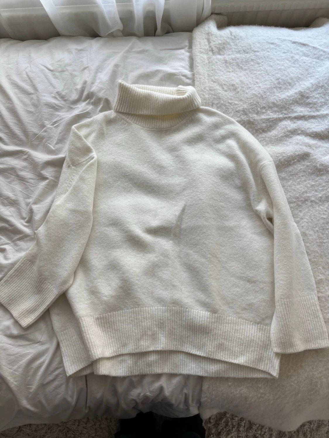 Vit polotröja i stickat material