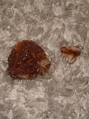 Brunvit mineralsten med kristaller - Unik mineralsten i brun och vit färg med glittrande kristallyta. Stenen har oregelbunden form och skimrar snyggt i ljuset. Perfekt för dig som samlar på stenar eller gillar dekorationer med naturlig känsla.