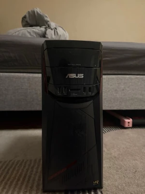 ASUS stationär dator med GTX 1060 - Säljer en svart stationär dator från ASUS med Intel Core i5-7400, 8GB DDR4 RAM, NVIDIA GeForce GTX 1060 3GB, 1TB HDD och 128GB SSD. Datorn har DVD-RW, flera USB-portar och stöd för både LAN och Bluetooth. Snygg och stilren design i plast och metall. CPU: Intel Core i5-7400 (7th gen) 	•	RAM: 8 GB DDR4 	•	Grafikkort: NVIDIA GeForce GTX 1060 (3GB) 	•	Lagring: 	•	128 GB SSD 	•	1 TB HDD  Säljs pga nyköp, datorn fungerar utan några problem och har använts för gaming.