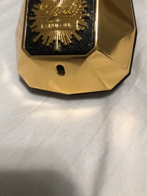 Lady fabulous  - Säljer nu min Lady Fabulous parfym. Den luktar som calippo glassen! Det finns mer än hälften kvar och doften håller länge. Den luktar verkligen så himla gott men kan inte ha den eftersom de finns allergi i familj.  det är 50ml. Och  denna parfym köptes på kicks på rea på 600kr så går inte ner mer i pris 