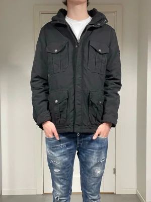 Woolrich Jacka  - säljer nu denna riktigt snygga woolrich jacka. jackan tillverkas ej längre så därav extra eftertraktad då en ej går att få tag på ny. nypris ligger på 6 000, skriv för fler bilder/frågor🙌🏼    