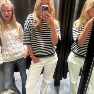 Randig mörkblå/vit tröja från Zara - Säljer en randig tröja med trekvartsärm och avslappnad passform. Tröjan har breda horisontella ränder och rund halsringning. Perfekt för en casual look och enkel att matcha med jeans eller byxor. Knappt använd
