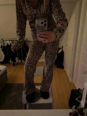 Leopardmönstrad loungewear-set - Missa inte detta superfina leopard-set från Gina Tricot, Setet är mjukt, mysigt och perfekt både för hemmamys och som en trendig outfit ute. Byxorna är i XS och luvtröjan i S, passar nog egentligen alla storlekar. Det här setet har slutat säljas. Nytt pris låg nog runt 500 men priset kan pratas om