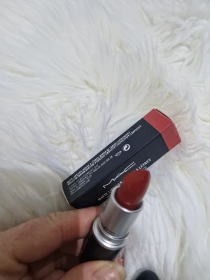 MAC Matte Lipstick Chili rödbrun - MAC Matte Lipstick i nyansen Chili, en rödbrun färg med matt finish. Läppstiftet har den klassiska MAC-hylsan i svart och silver. Perfekt för dig som vill ha en djärv och trendig look. Kommer i originalförpackning.