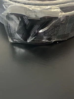 En helt ny bälte  - En helt ny bälte passar perfekt den är 110cm den är skön och bekväm. Kan skicka fler bilder om de behövs 