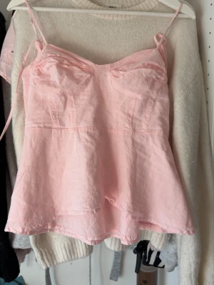 Söt rosa topp - Köpte på vinted men passade inte super fin och perfekt nu till sommaren💓