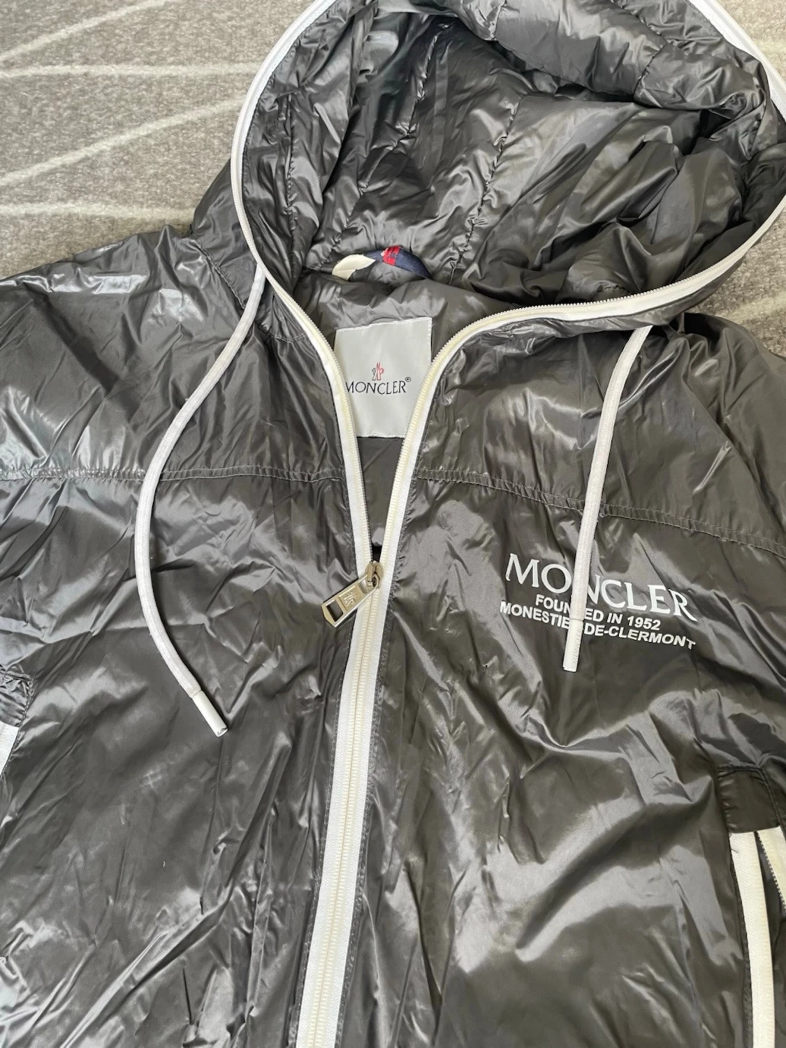 Grå vindjacka från Moncler - 2