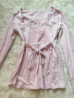Ljusrosa blus med knyt och knappar - Babydoll topp from Hollister i stl S, använt skick