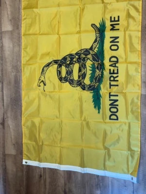 Don’t Tread on Me - Gadsden-flagga🐍 - Helt ny, aldrig använd. Klassisk Gadsden-flagga i knallgult med den ikoniska slingrade skallerormens design. 📐 Storlek: 90 × 150 cm 🪡 Material: Polyester ✅ Skick: Ny, oanvänd Perfekt för att dekorera rummet, man cave, balkongen eller som present. Förvarad plant och i perfekt skick di