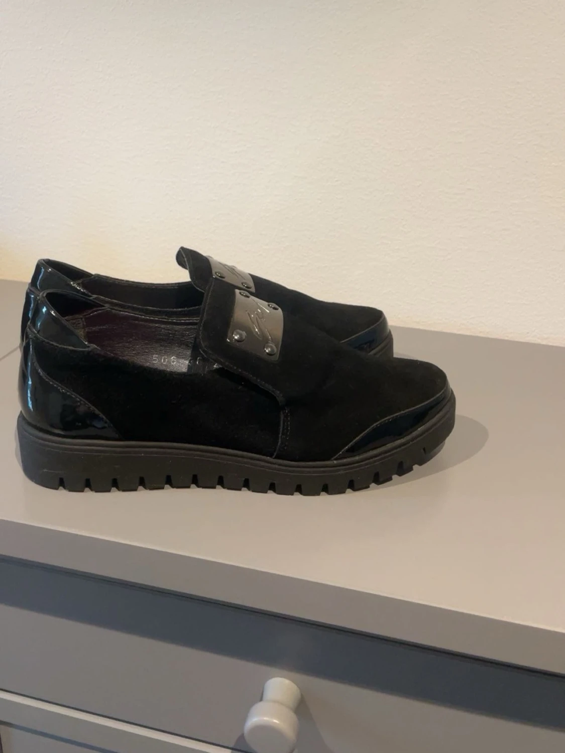 Svarta loafers med metallplatta