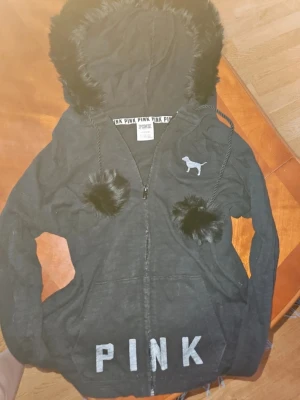Victoria's Secret Hoodie - Svart hoodie från Victoria's Secret med svart päls, passform S men passar större med stretch material, om det behövs. Kom ihåg att tvätta försiktigt för att behålla kvalitén på pälsen. Pälsen är påsydd och designad av mig. 