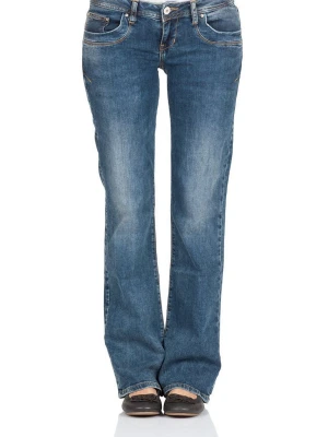 Blå bootcut jeans med slitningar - Säljer ett par blå bootcut jeans med lätt slitna detaljer och klassisk femficksdesign. Jeansen har normal midja och är tillverkade i denim med en snygg tvätt. Perfekta för dig som gillar en avslappnad men ändå trendig look.